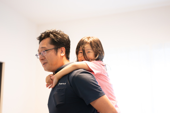 担当営業がお子様をおんぶしている様子