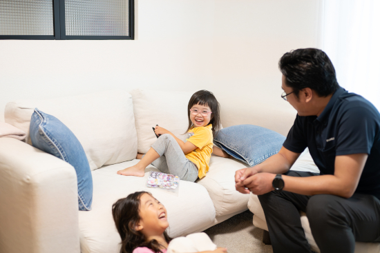 担当営業とお子様たちが楽しそうに話している様子